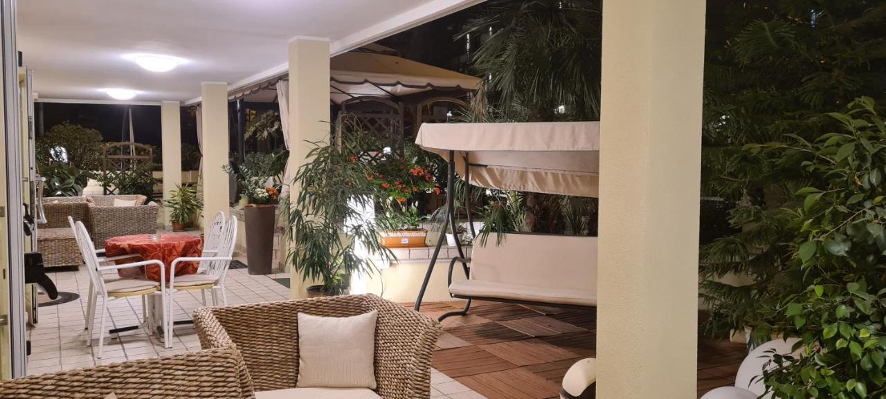 Hotel Beppe リミニ エクステリア 写真