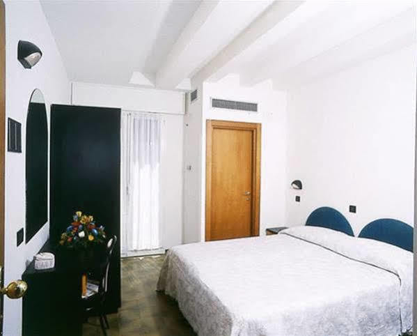 Hotel Beppe リミニ エクステリア 写真